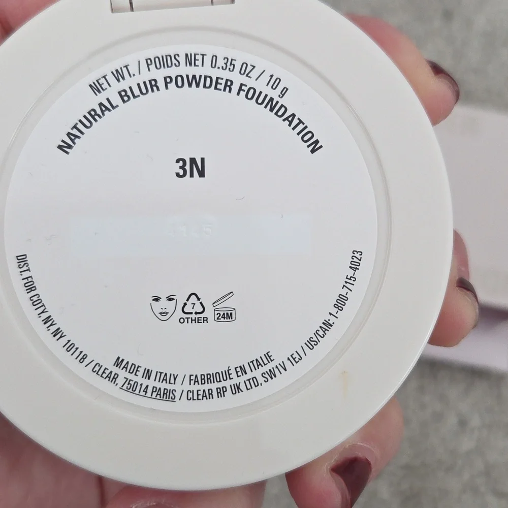 Kylie Cosmetics Natural Blur Powder Foundation - 3N - Picture 7 of 9